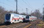 Am 02.03.2025 treffen sich der IC 2202 nach Norddeich Mole und der von der 147 586 geschobene IC 2156 nach Köln in Düsseldorf-Oberbilk