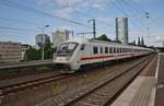 IC2155 von Köln Hauptbahnhof nach Fulda passiert am 4.7.2017 Köln Messe/Deutz in Richtung Osten. Schublok war 101 017-2.