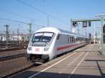 Ein IC-Steuerwagen kommt am 28.03.2004 in den Stuttgarter Hauptbahnhof, am Zugende hngt 101 052.