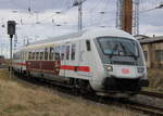 Bpmmdbzf 286. 61 80 80-91 101-8 Steuerwagen 50 Jahre Intercity als IC 2212 von Koblenz nach Ostseebad Binz bei der Ausfahrt im Rostocker Hbf.01.04.2022
