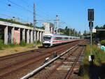 Geschoben von  101 057  Blauer Streifen  passiert der IC 2241 nach dem letzten Halt B-Gesundbrunnen als Lz den S-Bahnhof  Landsberger Allee  und das Tempodrom berlin.

Berlin, der 10.06.2022