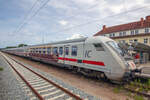 IC 2213  mit Steuerwagen „50 Jahre Intercity“, leider ohne die dazugehörige Werbelok, im Ostseebad Binz. - 15.06.2022 