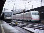 Ulm Hbf am 27.Dezember 2007. Links, IC nach Frankfurt/Main Hbf. Rechts, ICE-1 (Br.401) nach Mnchen Hbf.