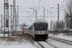 Wegen der Einbindung der Neubaustrecke Leipzig/Halle - Erfurt - Ebensfeld in das ESTW wurde der Erfurter Hauptbahnhof am 16.1.2010 fr den Zugverkehr komplett gesperrt. Zahlreiche Gterzge und einige ICs wurden ber die Strecke Kassel - Nordhausen - Halle umgeleitet. So auch der IC 2355. Geschoben von 101 074-3 durchfhrt dieser hier grade den Bahnhof Rblingen am See.