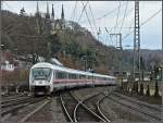 Ein IC fhrt am 20.03.10 an der Apollinariskirche vorbei in den Bahnhof von Remagen ein.