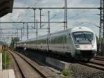 Ein Intercity aus Richtung Hamburg durchfhrt am 14.8.2010 Hannover-Ledeburg.