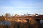 IC 2371 befhrt auf der Fahrt nach Konstanz die Neckarbrcke bei Ladenburg. 07.02.11