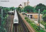 Blick von der  Jansenbrcke  nach Westen am 3.8.05 auf einen IC nach Nrnberg Hbf. Statt des Bahnsteigs liegt heute links ein weiteres Gleispaar. Der  Quelleturm  rechts hinten steht zwar noch, aber das nahegelegene weltbekannte Kaufhaus Quelle schloss nach seiner Insolvenz Ende 2010 seine Pforten. 