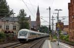 Der IC 2088 von Hamburg Hbf nach Stralsund Hbf fhrt gerade im Schweriner Hbf ein.