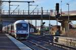 Steuerwagen voraus kommt hier ein IC durch den Bahnhof Brohl gen Koblenz gefahren  am Abend des 14.4.2013