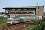 EC 114 (Klagenfurt Hbf–Dortmund Hbf) am 22.05.2012 unter dem stillgelegten Reiterstellwerk in Bingen (Rhein) Hbf