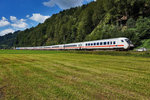 Der EC 114  Wörthersee  (Klagenfurt Hbf - Dortmund Hbf) fährt mit dem Steuerwagen voraus, nahe der Ortschaft Mitterberghütten vorüber. Schublok war 101 055-2  Schauinsland Reisen .
Aufgenommen am 7.8.2016.