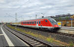 Auf Gleis 9 in Halle(Saale)Hbf hatte kurzzeitig ein Messzug geparkt. Er bestand aus einem ehemaligen Steuerwagen des München-Nürnberg-Express mit der Bezeichnung  Bpmbdzf <sup>296.3</sup>  (73 80 80-91 310-1 D-DB), einem Messbeiwagen mit der Bezeichnung  Dms <sup>322</sup>  (63 80 99-91 007-4 D-DB), einem Dienstwagen mit der Bezeichnung  Dienst üm <sup>313</sup>  (63 80 99-92 010-7 D-DB) und der Zuglok 193 969-3 (Siemens Vectron).

🧰 DB Systemtechnik GmbH
🕓 12.10.2023 | 12:13 Uhr