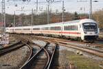Geschoben von 101 003-2 erreicht der IC2917 von Warnemünde nach Dresden Hauptbahnhof 13.02.2022 den Rostocker Hauptbahnhof.
