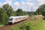 Eine alter und schon recht selten gewordener InterCity schlängelt sich, geschoben von 101 118-8 (DB), durch Samtens auf Rügen Richtung Festland