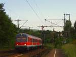 Hier fhrt ein Karlsruher Steuerwagen, eingereiht in einer RegionalBahn von Aalen nach Donauwrth, in den Goldshfer RegionalBahnhof ein. Schn am Bahnhof sind noch die alten Zeichensignale, blo werden die leider auch wohl noch ein Ende finden...Goldshfe, 26.05.07.