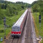 Ein RE nach Nürnberg rollte am 7.7.13 von der Landesgrenze zwischen Baden-Württemberg und Bayern auf Schnelldorf zu.