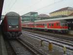 Ein Doppelstock und ein Karlsruher Steuerwagen am 21.12.2007 in Regensburg HBF. 