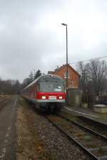 Am 11. Dezember des Jahres 2009 wurden zum letzten Mal Dieselloks der BR 218 mit modernisierten Silberlingen auf der Teckbahn eingesetzt. Dieses Ereignis lie ich mir trotz regnerischem Wetter nicht entgehen und fuhr nach Oberlenningen. Ein besonderes  Schmankerl  an diesem Tag war auch der Steuerwagen, welcher noch im Besitz eines Faltbalges ist.
Ein Lob auch an die engagierten Eisenbahner, die Lok und Steuerwagen dem Anlass entsprechend geschmckt haben. 218, wir werden dich vermissen... Weitere Bilder werden folgen.