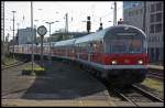 Einfahrender Silberling Park mit der 111 114 als Schublok bei viel Gegenlicht im Gleisbereich des Mnchengladbacher Hauptbahnhofes.
06.04.10 16:29