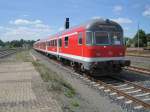 16.6.2010 15:13 Kralsruher Steuerwagen am Ende des RE 16 aus Leipzig nach Hof (Saale) wird von Baureihe 218 390-3 aus Plauen (Vogtland) Oberer Bahnhof gezogen.