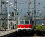 Einfahrt eines Karlsruher Steuerwagens am 11.09.2010 in den Bahnhof von Regensburg. (Jeanny)