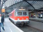 Ein roter Nahverkehrs-Steuerwagen aus Trier fhrt aus Gleis 1 im Klner Hauptbahnhof in Richtung Kln Messe/Deutz ab.