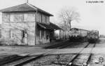 1988 war Ottenhofen-Bergel noch ein richtiger Bahnhof mit Ladegleis und Gterverkehr. Blick nach Westen auf einen Nahverkehrszug nach Neustadt/Aisch.