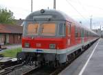 Die 111 078 am Prellbock und der Karlsruher vorne weg steht ein N-Wagenzug auf Gleis 12 in Neckarelz.