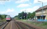 13 Jahre nach Bild 874210 fehlte in Strullendorf das Gleis 1, ansonsten hatte sich wenig verändert: Die Bahnsteigunterführung wurde erst drei Jahre später gebaut. Eine verkehsrote RB nach Nürnberg fuhr am 13.9.07 auf Gleis 3 ein.