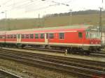 Ein Steuerwagen  Karlsruher Kopf  steht auf einem Abstellgleis in Wrzburg und wartet auf seinen nchsten Einsatz.