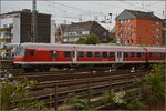 Zum Abschied ein paar Blümchen. Karlsruher Steuerwagen 50 80 82-34 281-9 Bnrdzf überraschenderweise in Köln. September 2016.