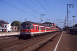 RB-24109 Emden Hbf - Münster (W) Hbf beim Halt in Leer am 22.07.2003. Es schiebt DB 141 417-6. Scan 8750.