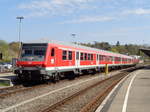 Der RE 22336 Ulm Hbf-Sigmaringen ist am 21.04.2017 an seinem Endbahnhof angekommen. Wohl noch bis Ende April sollen diese lokbespannten Wagenzüge auf der Donautalbahn unterwegs sein. Der Zug bestand aus folgenden Fahrzeugen:
218 417-4
84-34 157-9 Bnrdz 451.9
84-34 306-2 Bnrdz 447.7
80-34 303-3 Bnrbdzf 483.2