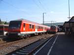 Ein Bnrdzf-Steuerwagen aus Stuttgart HBF auf Gleis 2 des Aalener Bahnhofs und ein Bndf-Steuerwagen auf Gleis 1 am 27.04.07.