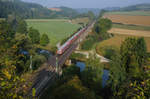 111 056-8 schiebt ihren RE nach München bei Dollnstein durch den Felseinschnitt, 24.09.2016