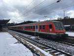 Am 09.12.17 wartet ein RE nach Neustadt (Schwarzw) auf die Ausfahrt in Rottweil.