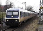 Der Wittenberger Steuerwagen an der Spitze eines Marschbahn-RE Westerland - Hamburg-Altona trägt noch gebrauchsspuren aus seiner Zeit im Ersatzzug der NRW-RB 48 von National Express. Den Rest des Zuges bilden vier ehemalige Interregio-Wagen im Design des SH-Express und 245 210. Aufnahme bei sehr norddeutschem Wetter: Elmshorn, 21.3.18