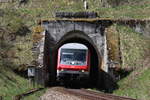 RE 26384 (Neustadt(Schwarzw)-Villingen(Schwarzw)) mit Schublok 218 438-0 am Hörnletunnel 25.4.18