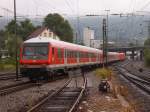 Ein Bnrdzf-Steuerwagen auf dem Weg nach Stuttgart HBF bei der Ausfahrt am 01.06.07 von Gleis 3 des Aalener Bahnhofs. Zuglok war 146 207-8.