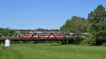 Dieser TRI-Steuerwagen kann sein DB-Herkunft nicht leugnen, so gesehen Anfang Mai 2020 auf der Eisenbahnbrücke in Hattingen.