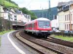 Der Steuerwagen am Ende von einem RE von Koblenz Hbf nach Frankfurt (M) Hbf, am 24.07.2007 in Assmanshausen.