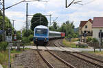 DB 112 166 schiebt ihren RB25-Ersatzzug in Richtung Halle(Saale) und erreicht hier den Haltepunkt Rothenstein.