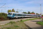WEE 143 295-4 schiebt ihren Ersatzzug auf der RS21 von Laupheim Stadt kommend durch die südliche Verbindungskurve durch Laupheim West in Richtung Biberach(Riß)Süd.