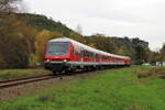 DB 218 813-4 schiebt am 06.11.2022 den Sonderzug anlässlich des Martinimarktes in Dahn aus dem Ort Dahn hinaus. Angeführt wird der Zug zur Fahrt nach Hinterweidenthal Ort von einem Wittenberger Steuerwagen.