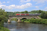 Ein TRI-Sonderzug auf dem RE9 anlässlich der Radveranstaltung Siegtal pur von Siegen-Weidenau nach Troidsorf überquert die Sieg zwischen Etzbach und Au(Sieg). Am Schluss schiebt GfF 111 200. (02.07.2023)