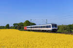 RB37 Richtung Neuss Hbf, nun in umgekehrter Wagenreihung, in Meerbusch B�singhoven, 24. April 2026
