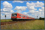 Geschoben von 218 467-9 rollt der Sachsen-Anhalt-Tag-Verst�rkerzug RE17 nach Bernburg am 06.06.2026 am Vorsignal von Biendorf vorbei.