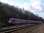 Regionalexpress von Kassel auf dem Weg nach Halle(S) Hbf. Hier durchfhrt der 4-Wagen-Zug den Bahnhof Riestedt ohne Zwischenhalt. 29.03.2008