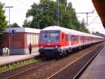 Der RE nach Kiel beim Halt in Elmshorn, 05.07.08.